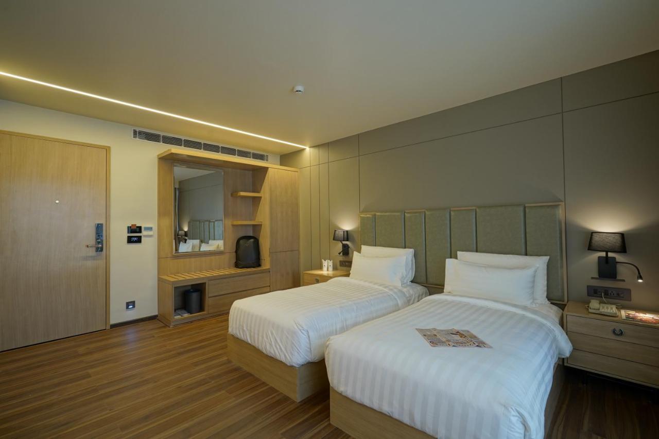 The Galleria Hotel Rajkot Esterno foto