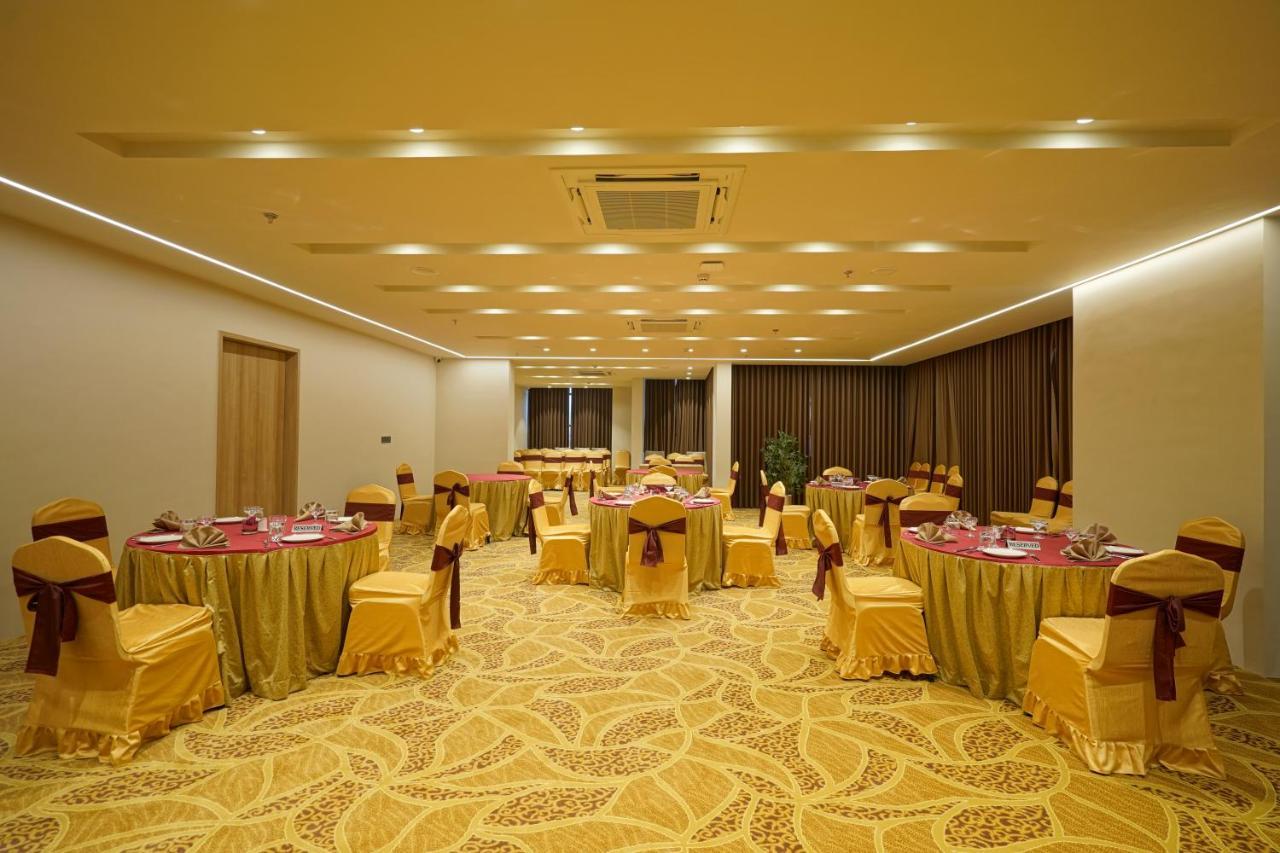 The Galleria Hotel Rajkot Esterno foto