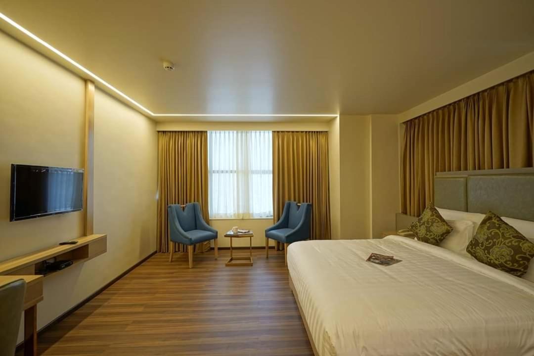 The Galleria Hotel Rajkot Esterno foto